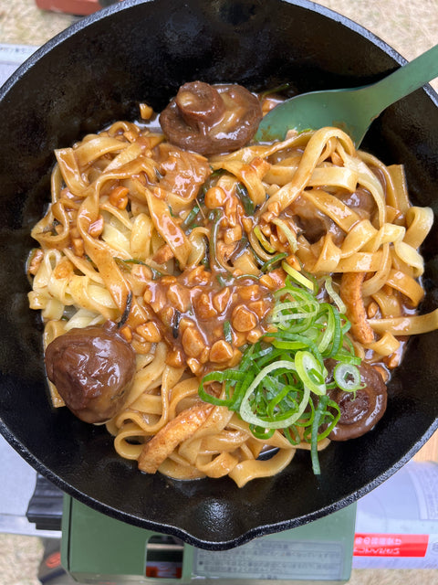 絶対やってほしい！黒アヒージョの素の〆のメニュー「納豆パスタ」